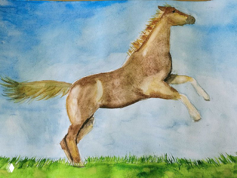 Реалистичная акварель или гуашь: коричневая лошадь в прыжке на фоне неба и травы, демонстрация анатомии и цветоведения.