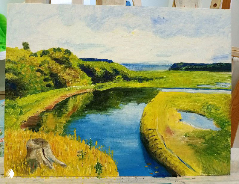 Детская картина-пейзаж с речкой и берегом, на переднем плане пень и тропинка; сочные зелёные и жёлтые оттенки, заметны плотные слои краски.
