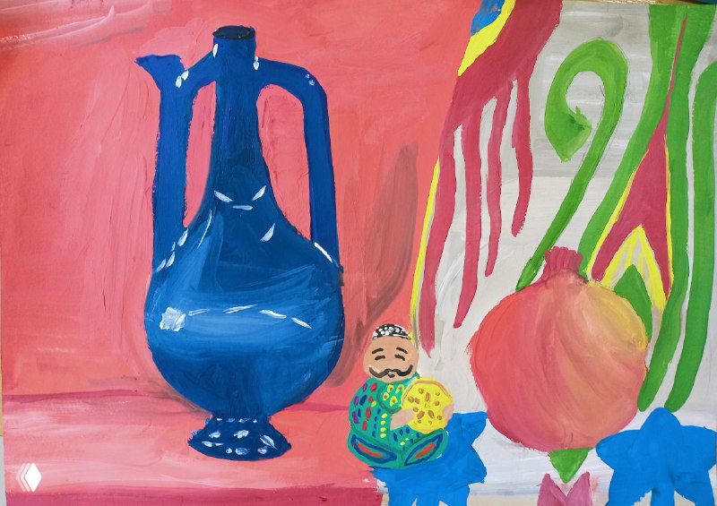 Яркая живописная композиция с синим кувшином, пластиковой игрушкой и яблоком на цветном фоне — детская работа с декоративным решением.