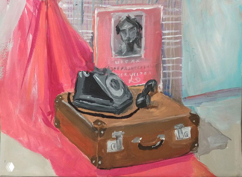 Натюрморт с ретро-телефоном и чемоданом на розовой ткани, позаимствованный реквизит создаёт сюжетную композицию для занятия по постановке.