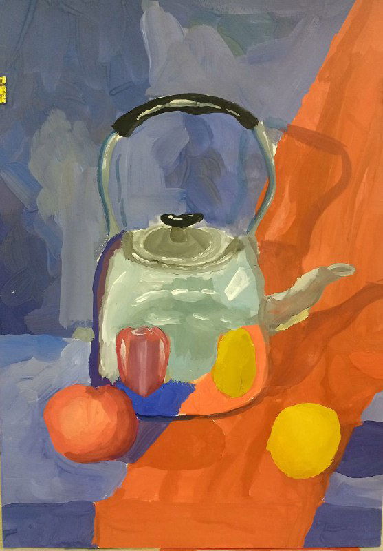 Учебный натюрморт с чайником и несколькими фруктами на разноцветной ткани — работа по передаче объёма, света и рефлексов в живописи.