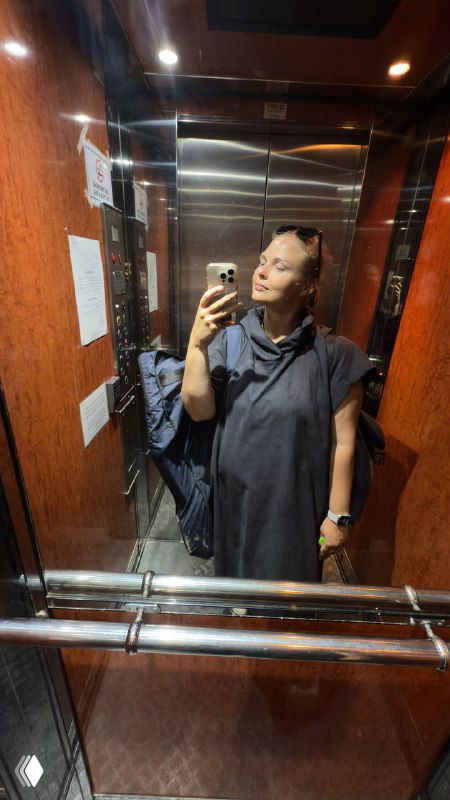 Автор в зеркале лифта в спортивной одежде и с рюкзаком перед фридайвинг‑тренировкой, спонтанное селфи в дороге на место погружений.