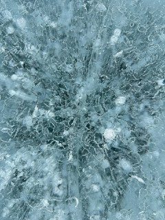 Изломанная структура и пузырьки в толще льда, концентрические и радиальные формы, похожие на взрывчатую текстуру замёрзшей воды.