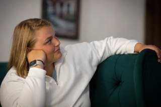 Портрет участницы чемпионата в непринуждённой обстановке, момент размышления и отдыха вне соревнований на фоне интерьера