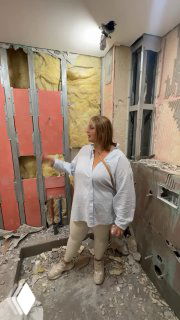 Автор в рабочей рубашке рядом со снятыми панелями и утеплителем — момент контроля и усталости в процессе ремонта