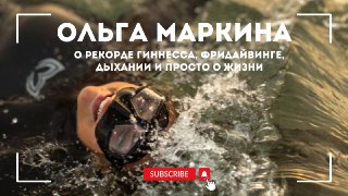 Человек в маске для фридайвинга плавает в воде, кадр с текстовым оверлеем и кнопкой подписки, превью для видео и подкаста