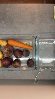 Запечённые овощи в стеклянных контейнерах: свёкла, морковь и картофель, подготовленные для селедки под шубой.