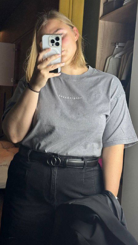 Зеркальное селфи в серой футболке свободного кроя из вареного хлопка с небольшой вышивкой «морепродукт», образ на талии с ремнем.