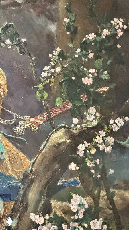 Фотография детали картины с цветущими ветвями и декоративными элементами одежды, подчёркивающими орнамент и фактуру краски.