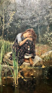 Фотография картины Васнецова: девушка у пруда, задумчивая поза и отражение воды, природная гамма и музейное освещение Петербурга. Снимок из серии автора с выставки.