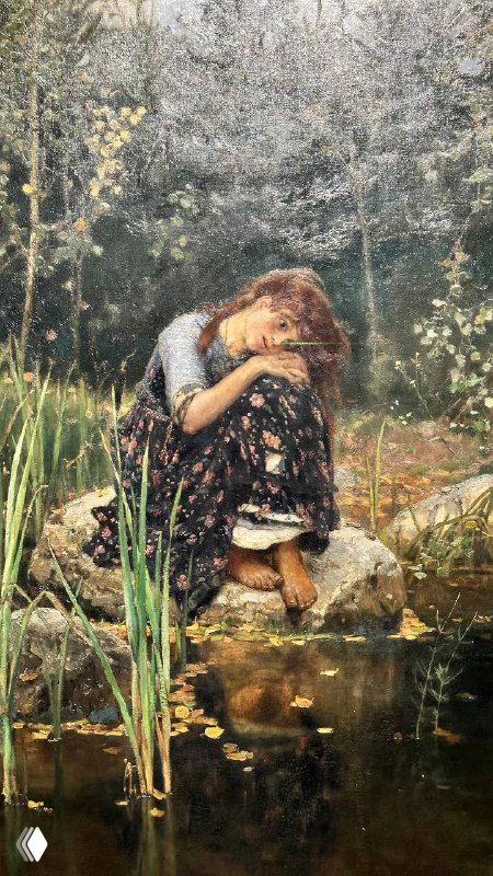 Фото картины с женским образом, сидящей у воды и закрытой лицом, переданы меланхолия, отражения и природная обстановка у берега.