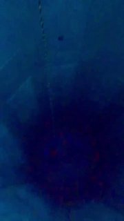 Тёмная глубокая вода с вертикальной линией/верёвкой, создающая ощущение глубины и контекст фридайвинг‑тренировки под водой.
