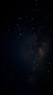 Вертикальная фотография ночного неба с множеством звёзд, тёмный кадр, снятый с лодки; без видимых силуэтов людей и горизонта.