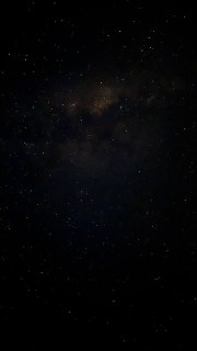 Вертикальный кадр звёздного неба с тёмным фоном, снятый с лодки; нет заметных силуэтов судна или людей.