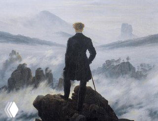 Силуэт человека на утёсе над туманной долиной и горами; атмосферное, метафорическое изображение внутреннего поиска и сомнений.
