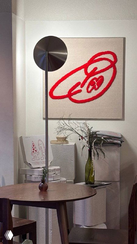 Интерьер пекарни с круглым столиком, вазой и оформлением стены: минималистичный дизайн и уютная атмосфера заведения Skrepka.