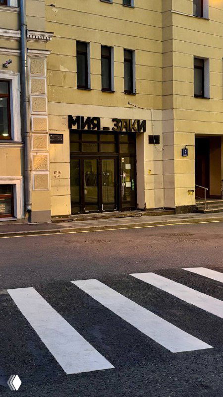 Вход в здание с современными дверями и вывеской — городской вид ближе к торговым точкам и улицам вокруг кафе Layerz.