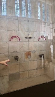 Исторические кранчики и настенные водопроводные отверстия в стене вокзала с подписью и следами использования, элемент бытовой инфраструктуры.