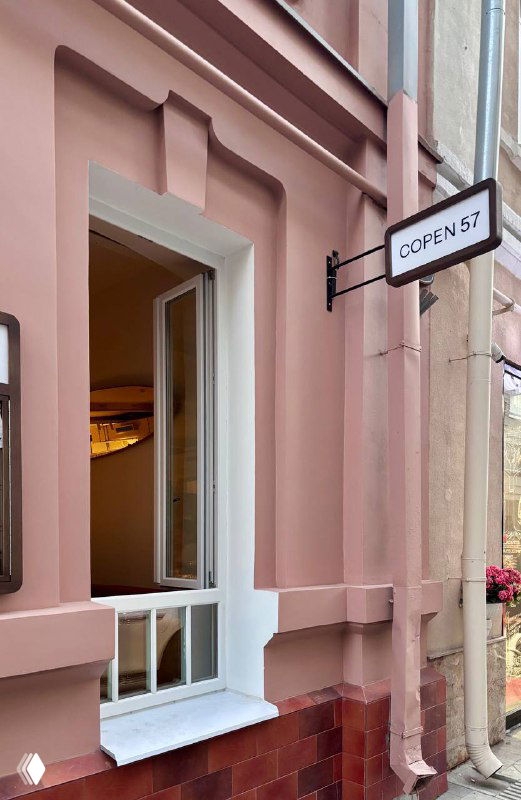 Фасад и вывеска Copen 57 на пастельном фоне здания в центре Москвы; вход и наружная эстетика заведения видны в кадре