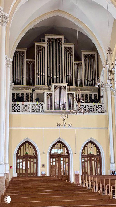 Органная конструкция на хоре собора: металлические трубы и декоративный балкон над входной зоной, место органных концертов в храме.