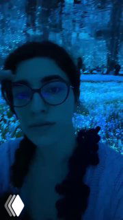 Автопортрет автора на фоне лазурных световых инсталляций: лицо в очках, синий тон освещения и мерцающие элементы вокруг.