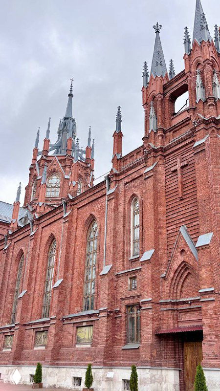Боковой фасад Кафедрального Собора Непорочного Зачатия: протяжённая краснокирпичная стена, стрельчатые окна и архитектурные орнаменты в готическом стиле.