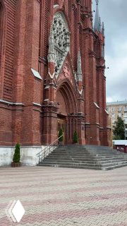 Общий вид Кафедрального Собора Непорочного Зачатия и площадь перед ним: неоготическая композиция фасада и окружающая городская среда в Москве.