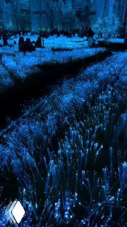 Зал с низко расположенной светящейся «травой» или нитями, голубо‑синее свечение и силуэты посетителей создают эффект бесконечности пространства.