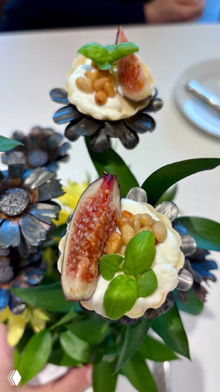 Тарталетки с брынзой и инжиром на декоративной подставке, украшенные кедровыми орешками и листиками базилика — комплимент от шефа.