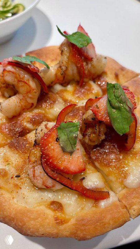 Лепешка с лангустинами и клубникой крупным планом — сочетание морепродуктов и ягоды в нетипичной закуске ресторана Поле.