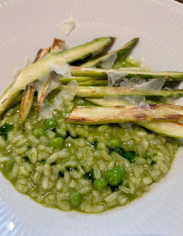 Зелёное ризотто со спаржей и еловыми акцентами, видно структуру риса и обжаренные ломтики спаржи — основное блюдо из меню Поле.