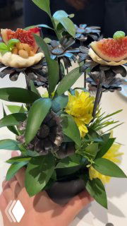 Мини-тарты с инжиром и кремовой начинкой в декоративной цветочной композиции — эстетическая подача закусок и десертов в ресторане.