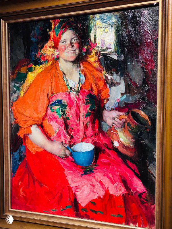 Портрет женщины в ярком красно-оранжевом платье, выполненный крупными живописными мазками; насыщенные цвета и музейная рама создают эффект присутствия.