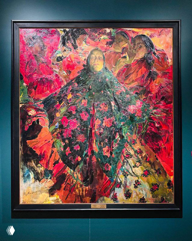 Крупное полотно с динамической композицией: фигура в цветастой одежде на фоне насыщенного красного узора, сильная светотень и энергичные мазки.