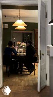 Интерьер ресторана-галереи Рихтер: гости за столом, тёплое освещение, двери в комнату и ощущение медленной поэтичной атмосферы.