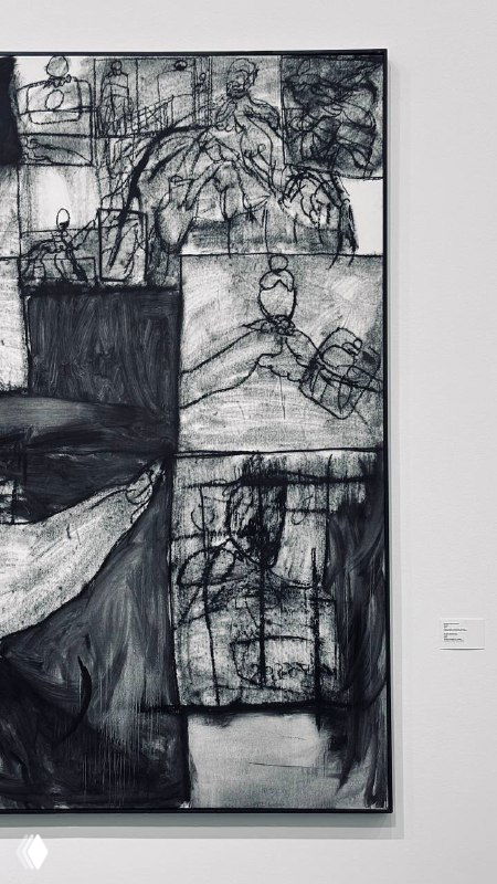 Черно-белая крупная картина с графичным рисунком и сюжетными сценами, висит на белой стене выставочного зала, видно фактуру мазков и штрихов.