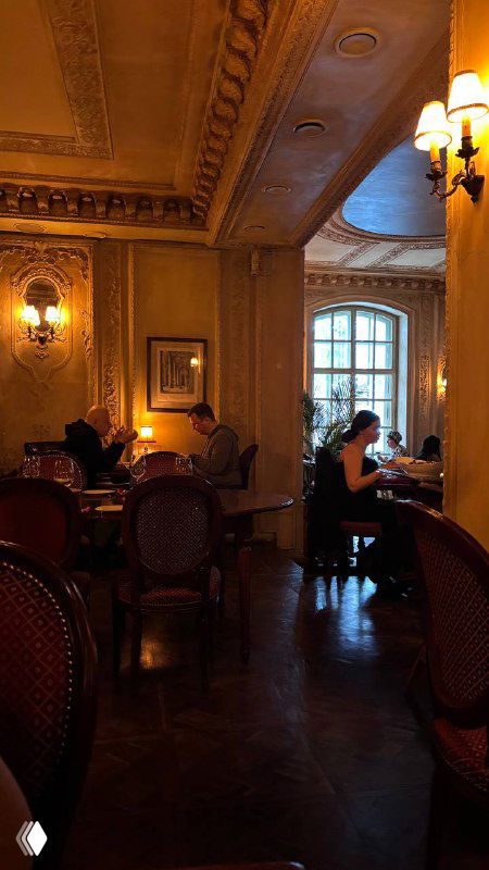 Десертное ассорти: эклер «Мимоза» и эскимо — муссовый десерт в шоколаде на белой тарелке, близкий план, видна текстура и глазурь.