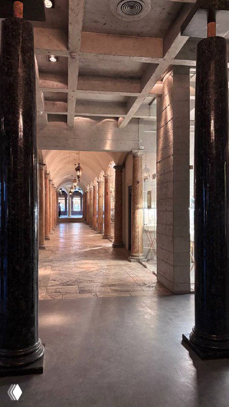 Длинный коридор или галерея в интерьере Шануар: колонны, мраморный пол и вытянутое пространство, создающее впечатление большого дома-особняка.