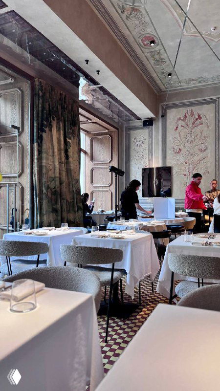 Общий план зала: столы в светлой обстановке, большие окна, скатерти и уютная атмосфера для завтрака в центре Москвы.