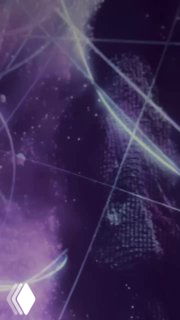 Кадр с вертикальной проекцией: фиолетово-голубые сетки и абстрактные точки создают ощущение пространства и тактильной глубины в экспозиции.