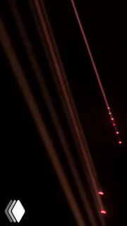 Тёмный кадр с лазерными линиями и движущимися световыми пятнами — часть лазерного шоу в зале Огонь иммерсивной выставки.