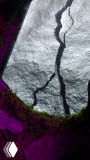 Текстурная поверхность с трещиной и фиолетовой подсветкой — элемент экспозиции, имитирующий пейзаж или карту с геометрическими акцентами.