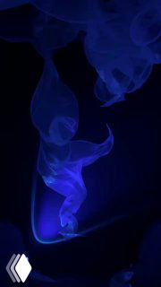 Синий дымообразный мотив на тёмном фоне, напоминающий стихийный образ огня или воздуха, использованный в визуальной интонации экспозиции.
