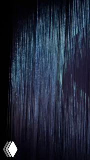 Вертикальная проекция из множества тонких световых нитей, создающая эффект водопада света и глубины пространства в одном из залов выставки.