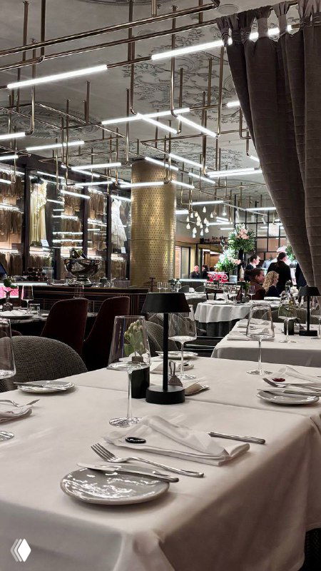 Интерьер зала ресторана Sartoria Lamberti в гостинице: сервированные столы, белые скатерти, бокалы и элегантная атмосфера ужина в центре Москвы.