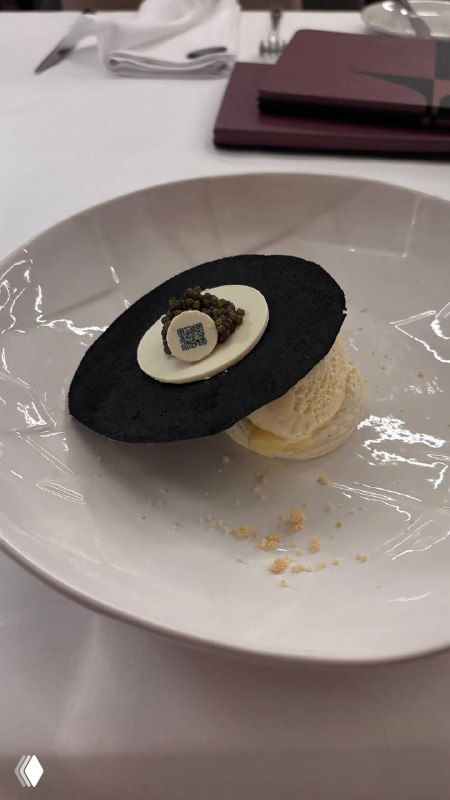 Десерт в Sartoria Lamberti с черной икрой: сложная презентация с кремовой основой, шоколадной крошкой и точечной икорной деталью сверху.