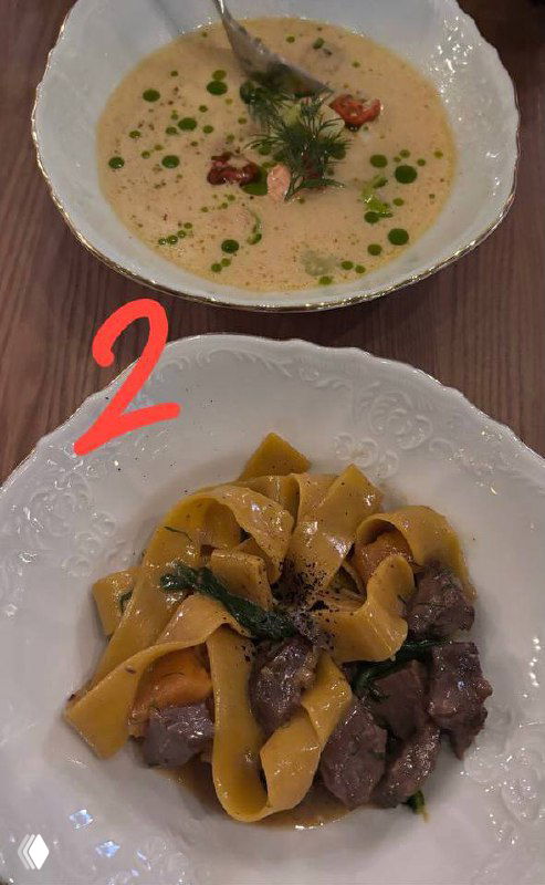 Глубокая тарелка с кремовым супом и рядом лента пасты с мясом — фотография пасты №2 из подборки, акцент на текстуре и сервировке.