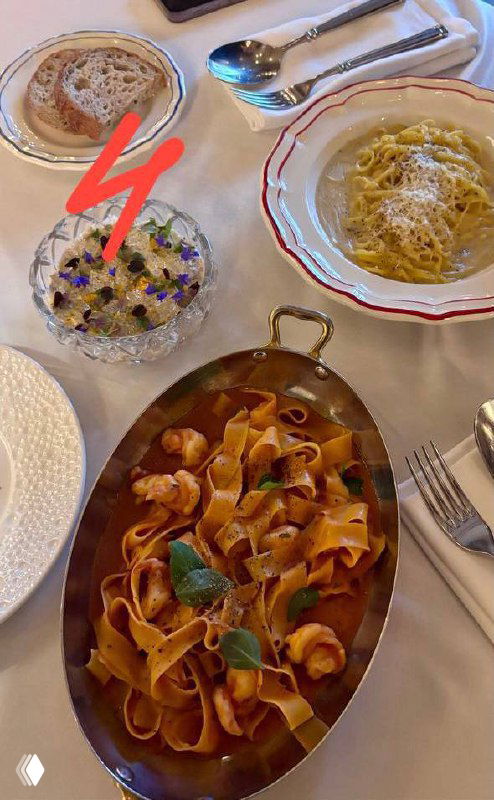 Несколько тарелок с разной пастой и маленькая компоновка со съедобными цветами — паста №4, внимание на декоративную подачу блюда.