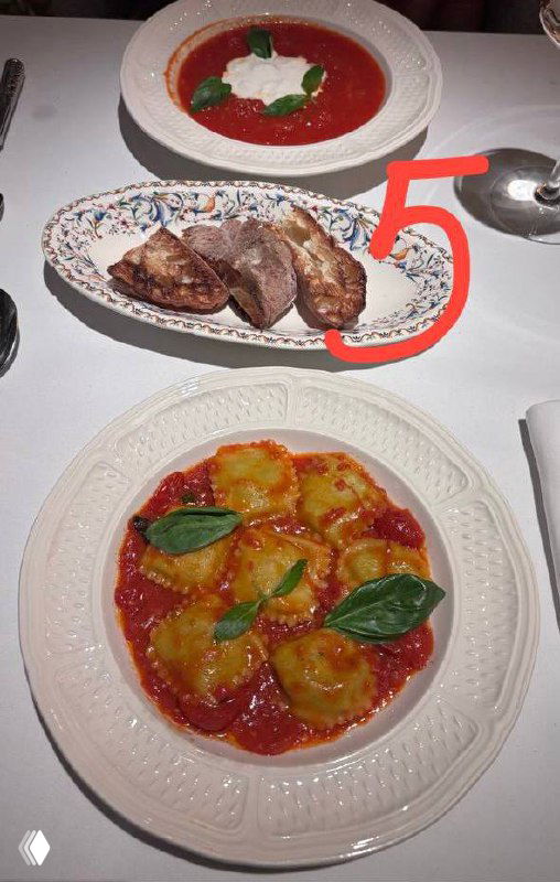 Красная томатная паста и отдельно мясное блюдо в фарфоровых тарелках — паста №5 в подборке, классическая итальянская подача.