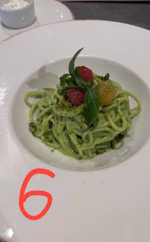 Зелёная паста с соусом из зелени и ягодным акцентом сверху — паста №6, необычное сочетание цвета и текстуры в московском ресторане.
